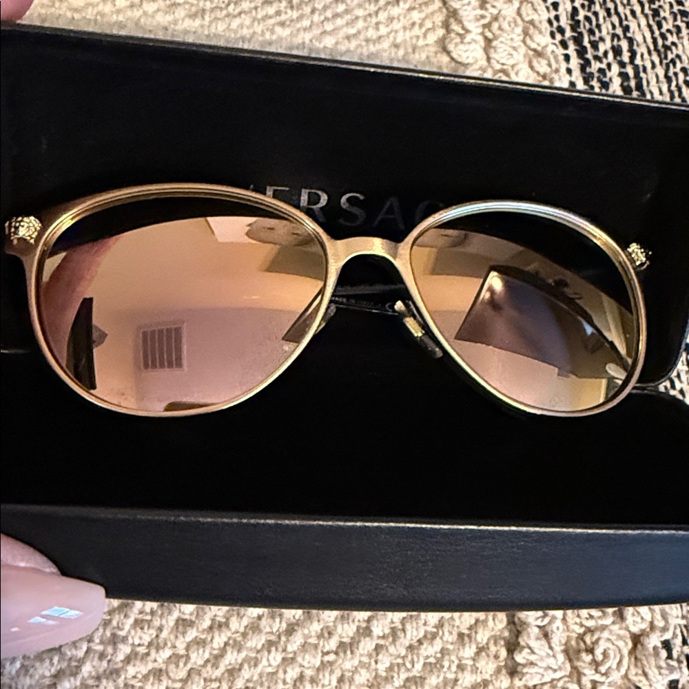Versace Women's Rose Gold Sunglasses with Case and Box Beautiful Condition - Picture 6 of 7